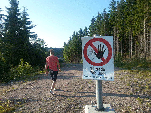 walking-no-treasspassing